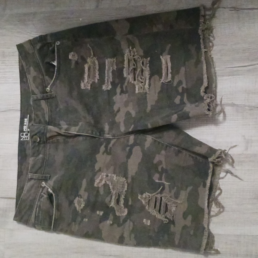 No boundaries camo distressed shorts